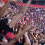 Torcedoras do Sport entram em estádio de sutiã após terem camisa barrada