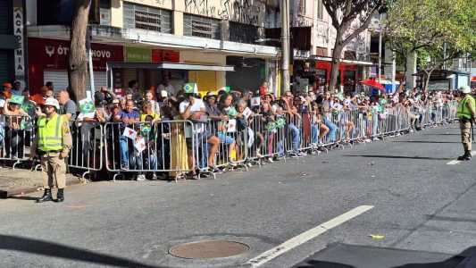 Público já começa a se posicionar para assistir ao desfile da Independência em BH