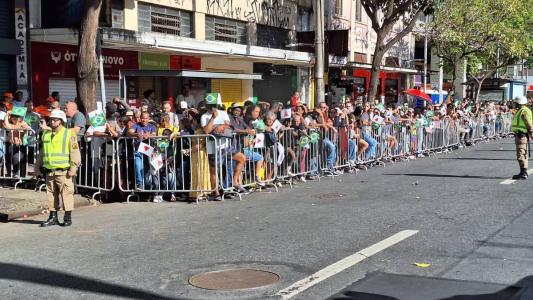Público já começa a se posicionar para assistir ao desfile da Independência em BH