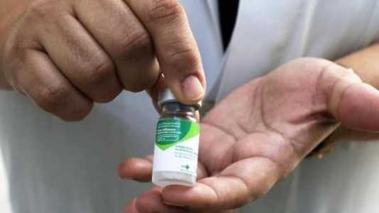Público já convocado pode tomar a vacina de forma gratuita nas Drogaria Araújo e Droga Clara
