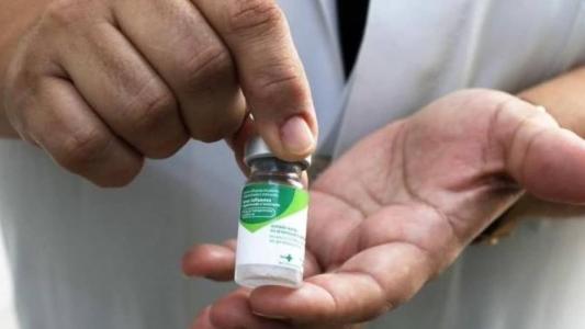 Público já convocado pode tomar a vacina de forma gratuita nas Drogaria Araújo e Droga Clara