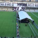 Velório de Pelé anoitece com mesmo fluxo de pessoas do início da cerimônia