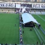 Velório de Pelé anoitece com mesmo fluxo de pessoas do início da cerimônia