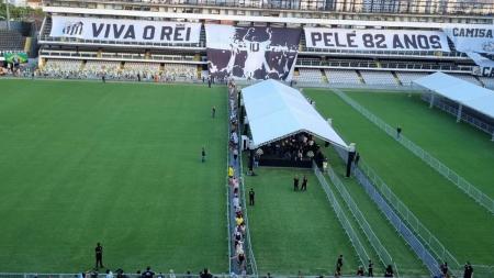 Público se faz presente em grande peso desde o começo do velório de Pelé em Santos