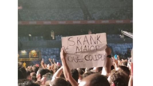 Público segura cartaz no show do Skank