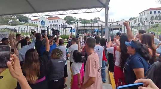 Portões fechados na PUC Minas, Campus Coração Eucarístico