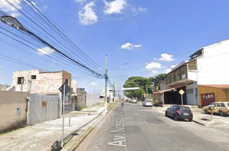 Na Avenida Nossa Senhora de Fátima, próximo ao número 472, ela conseguiu abrir a porta do veículo e se jogar
