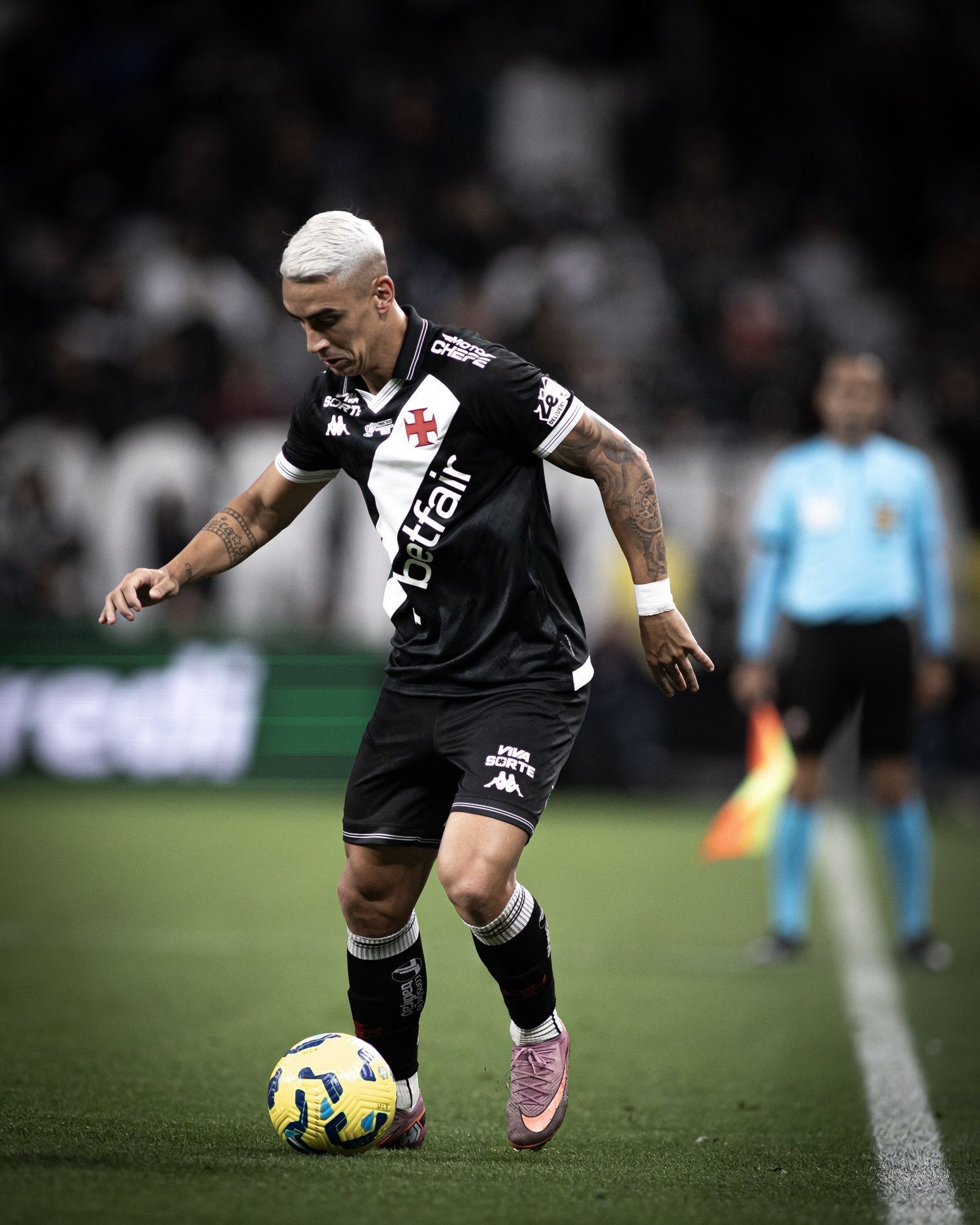 Vasco encaminha renovação com lateral em alta com o técnico Fernando Diniz