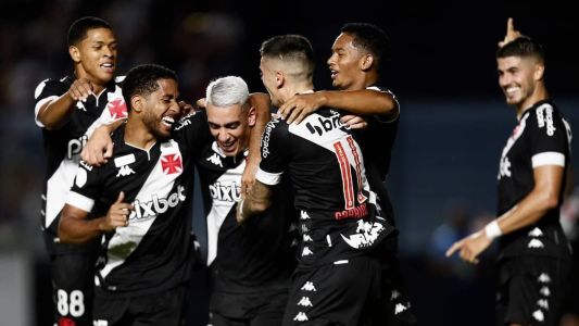 Pumita comemora seu gol, o terceiro na partida entre Vasco da Gama x Boavista no Estádio de São Januário