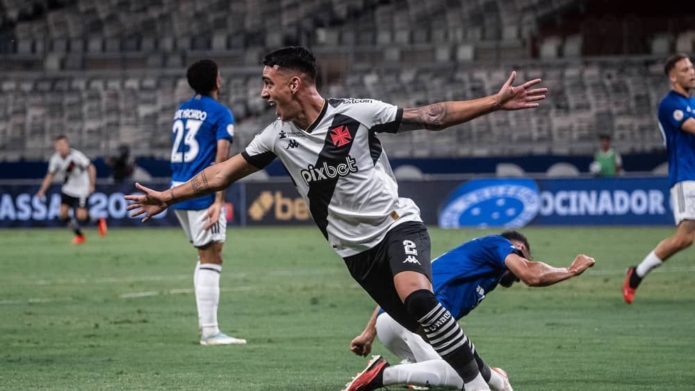 Sobe e desce na lateral: Pumita volta a ser o titular do Vasco após gols marcados