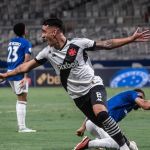 Sobe e desce na lateral: Pumita volta a ser o titular do Vasco após gols marcados