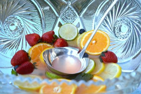 Tigela de vidro com frutas e líquido