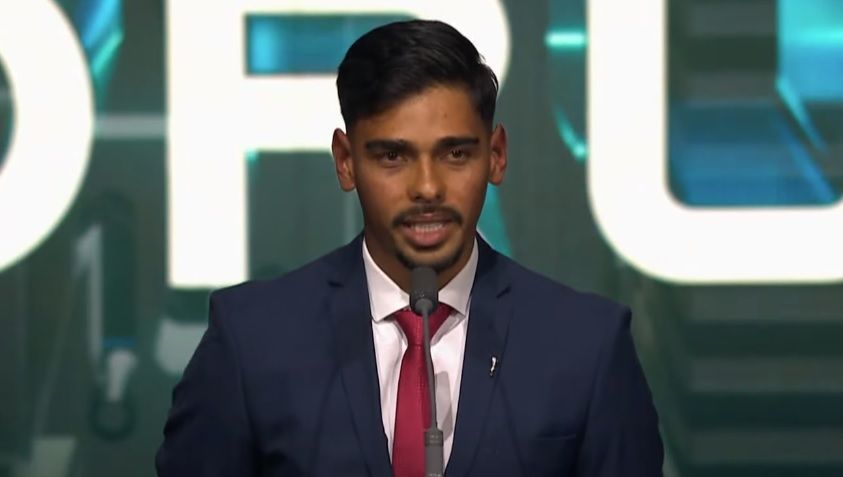 Jogador brasileiro recebe prêmio Puskás de gol mais bonito da temporada; assista