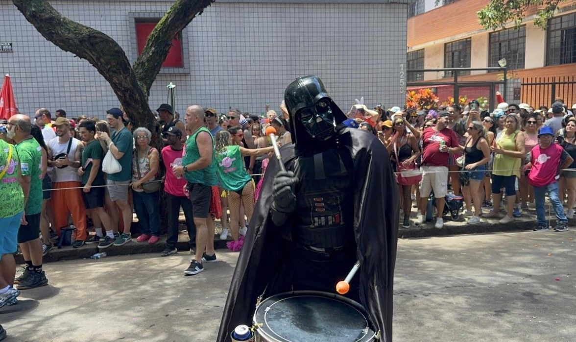 Putz Grilla anima foliões com clássicos dos anos 80 no Carnaval de BH; veja fotos