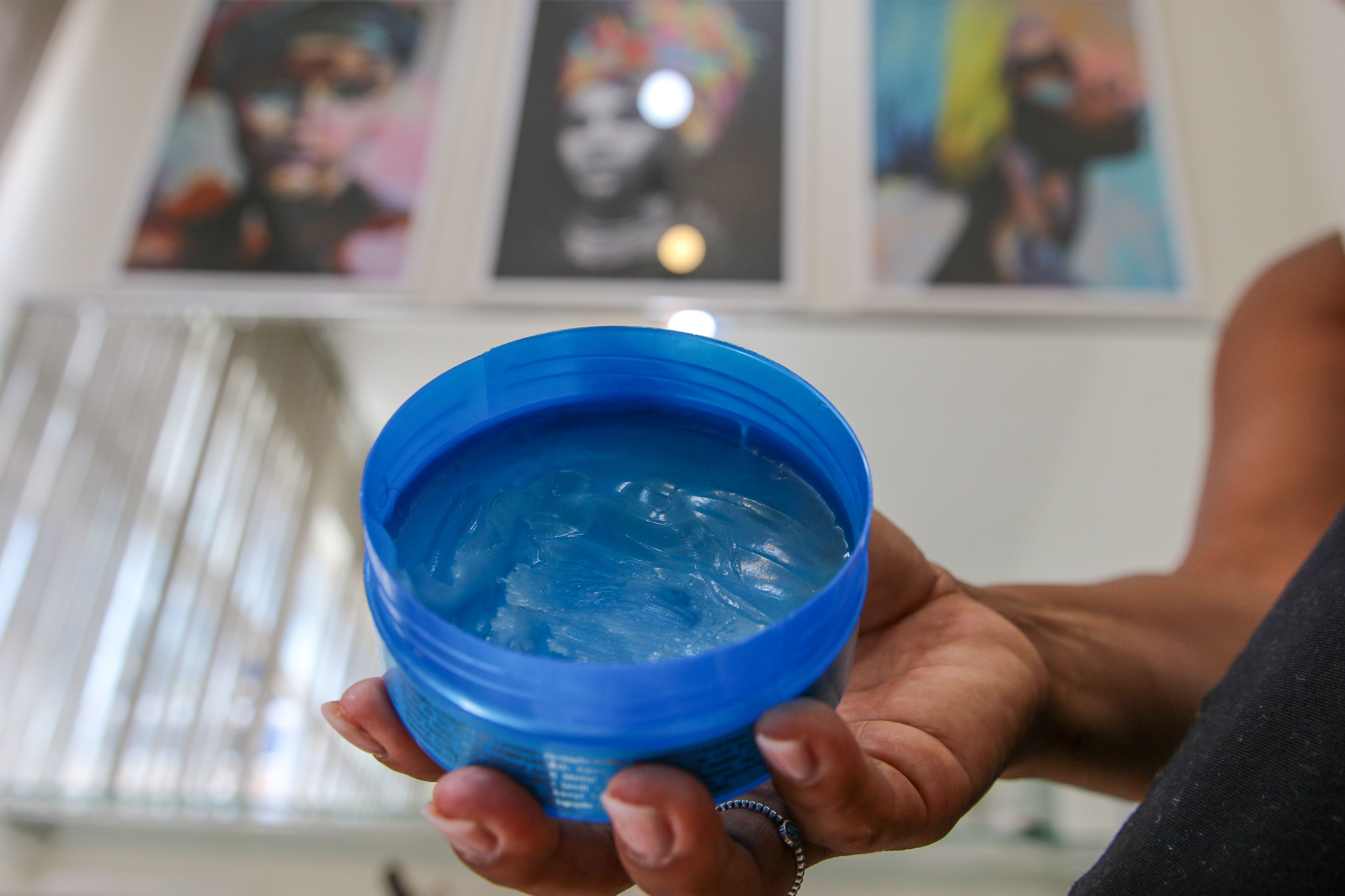 Alerta para o Carnaval: mais de 3 mil marcas de pomadas capilares têm venda proibida