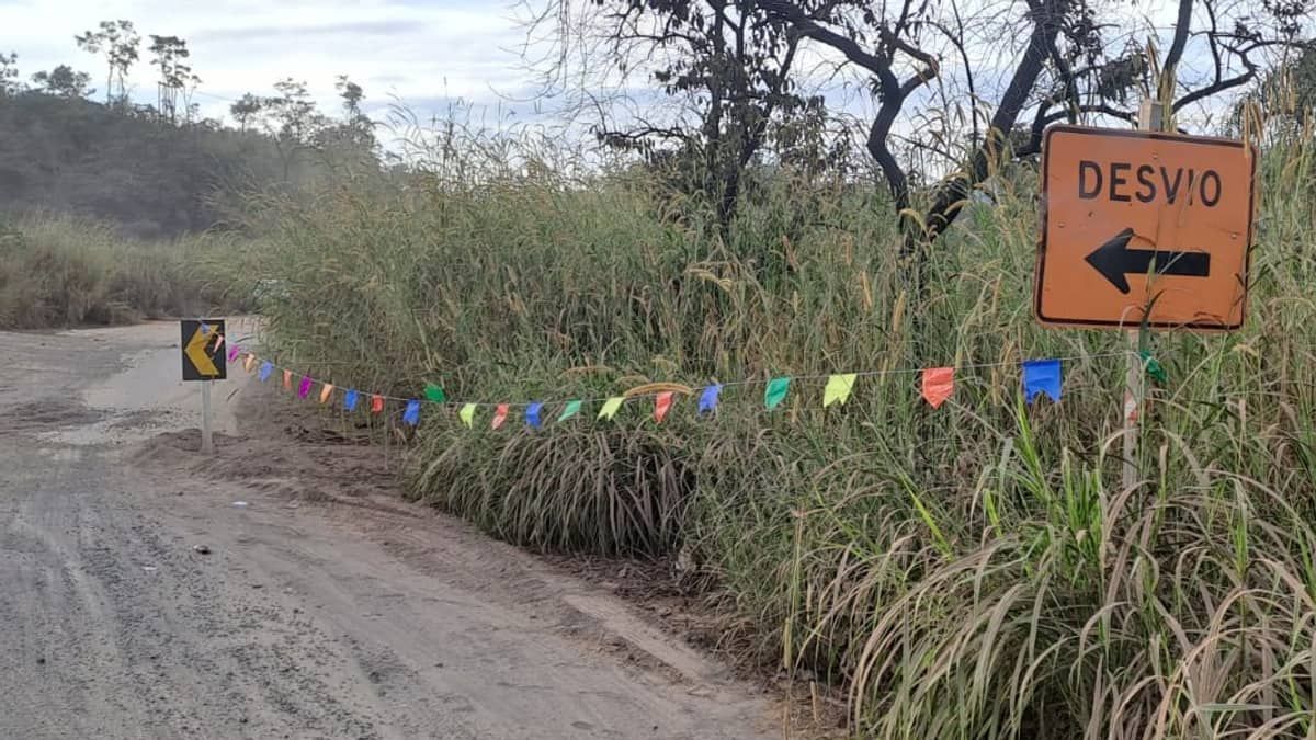Moradores fazem ‘quadrilha’ para protestar contra más condições de rodovia em Minas
