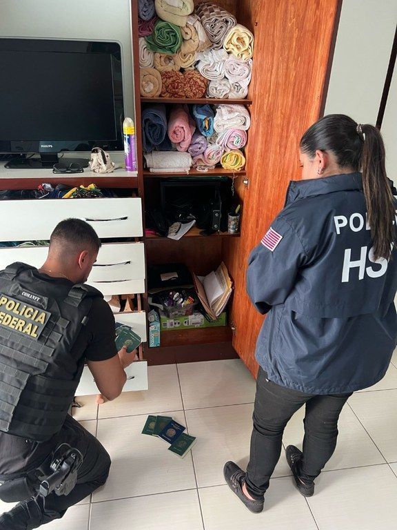 Quadrilha que levava brasileiros para os EUA é alvo da PF em MG e outros estados