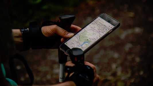 Quando está ativado, GPS monitora a localização constantemente