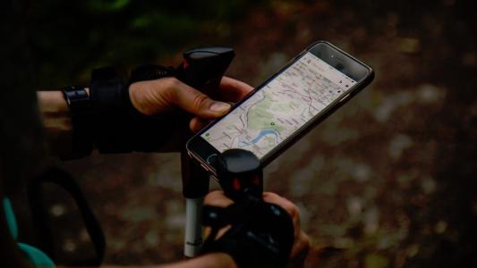 Quando está ativado, GPS monitora a localização constantemente