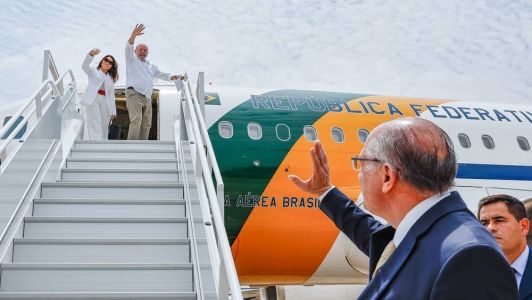 Quando Lula viaja ao exterior como presidente, o vice, Geraldo Alckmin, assume o Poder Executivo