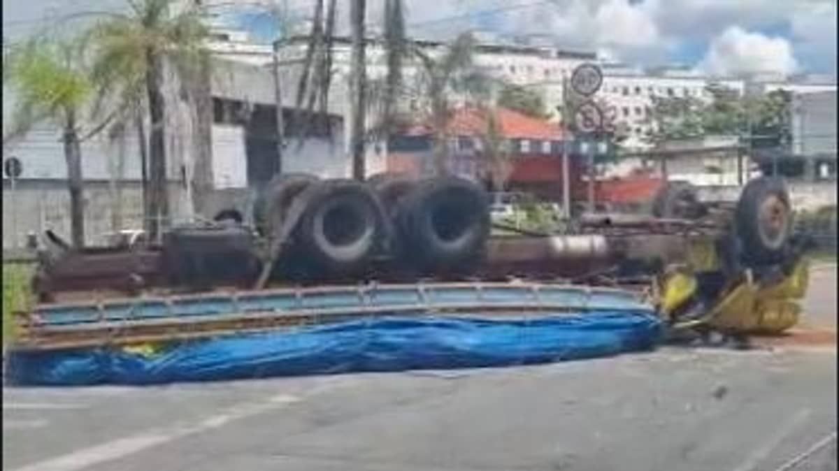 Vídeo: caminhão com laranjas tomba e deixa motorista ferido em Contagem  