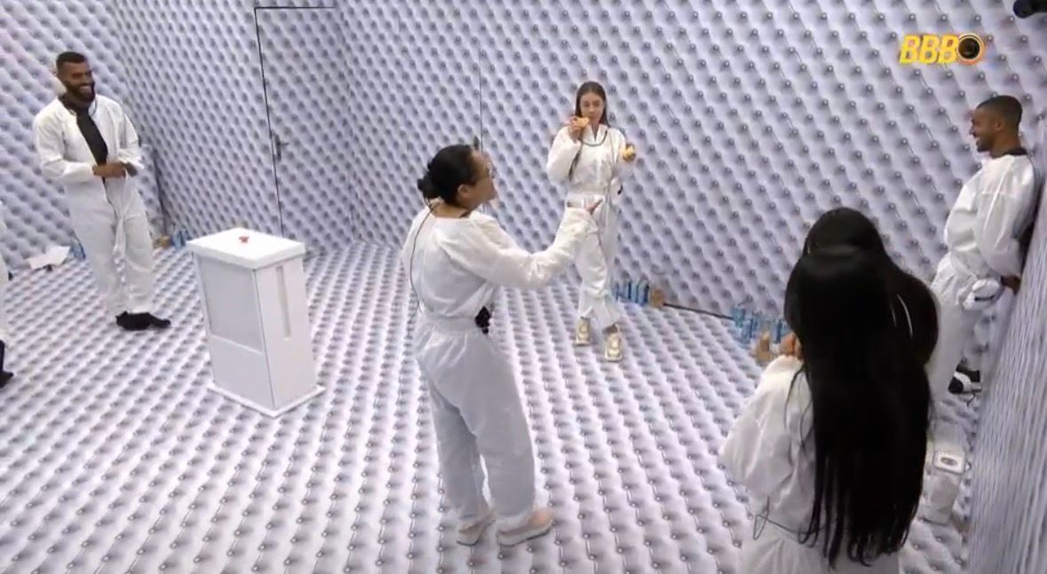 Direção do BBB 26 intervém após 'sujeira' e bagunça no Quarto Branco