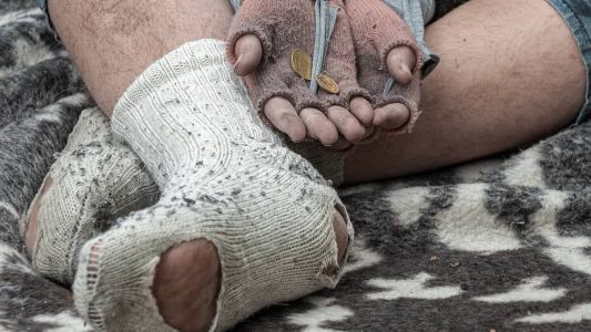 Quase metade da população mundial, vivem em países que gastam mais para pagar os juros da dívida do que em áreas como educação e saúde.