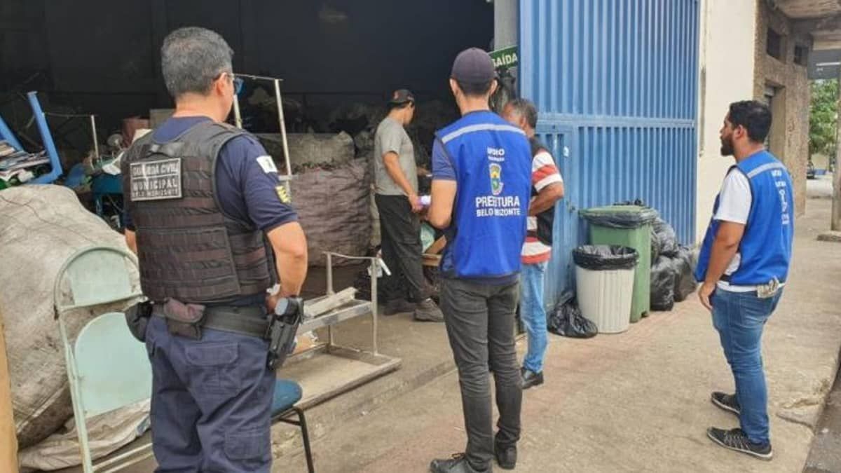 Prefeitura de BH multa e interdita ferro-velhos em situação irregular