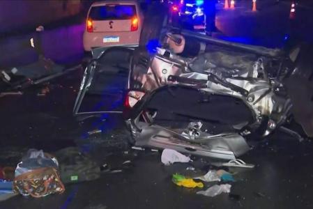 Quatro jovens morrem após carro despencar de cerca de 10 metros no Rodoanel, na Grande SP