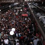 Milhares de passageiros lotam metrô de São Paulo durante greve nesta quinta-feira
