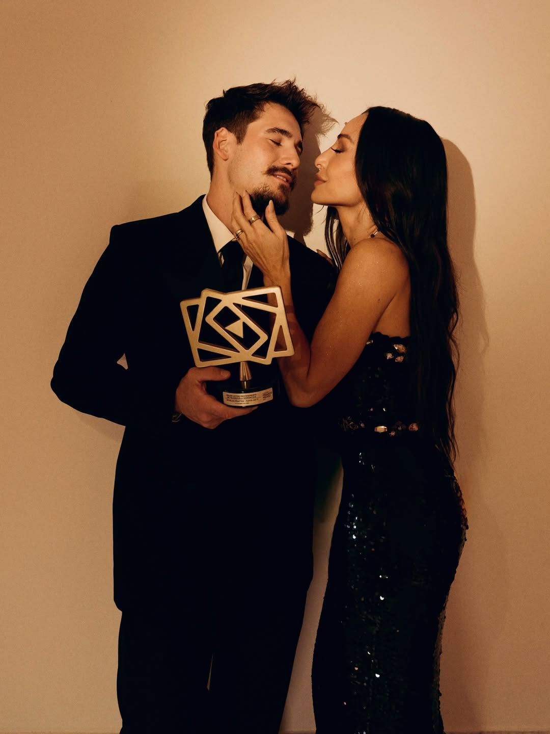 Ao lado de Sabrina Sato, Nicolas Prattes brilha em prêmio internacional e sai vencedor