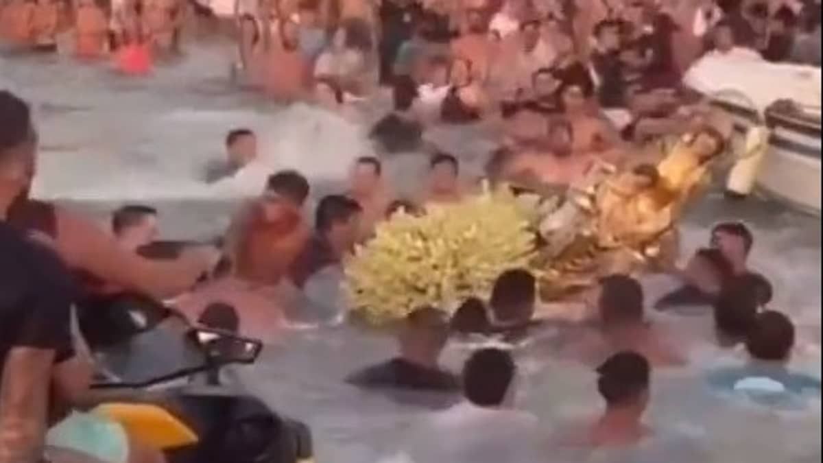 Vídeo: imagem da Virgem Maria cai no mar e causa histeria em procissão na Espanha