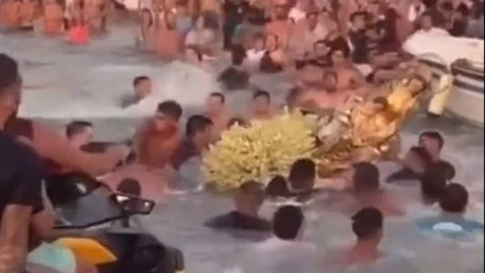 Queda da imagem no mar causou histeria e várias pessoas foram atendidas em hospitais
