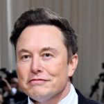 Elon Musk perde quase US$ 25 bilhões, mas continua o mais rico do mundo