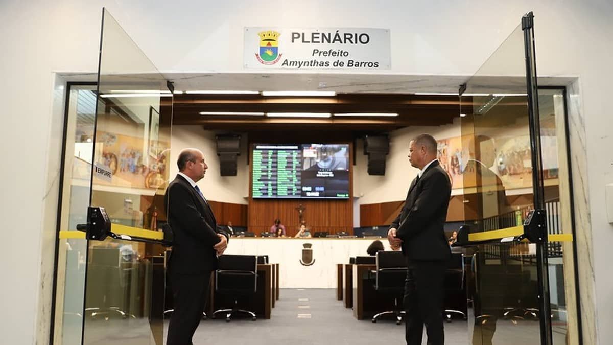 Vereadores criticam 'condutas abusivas' e vão ao MP contra presidente da Câmara de BH