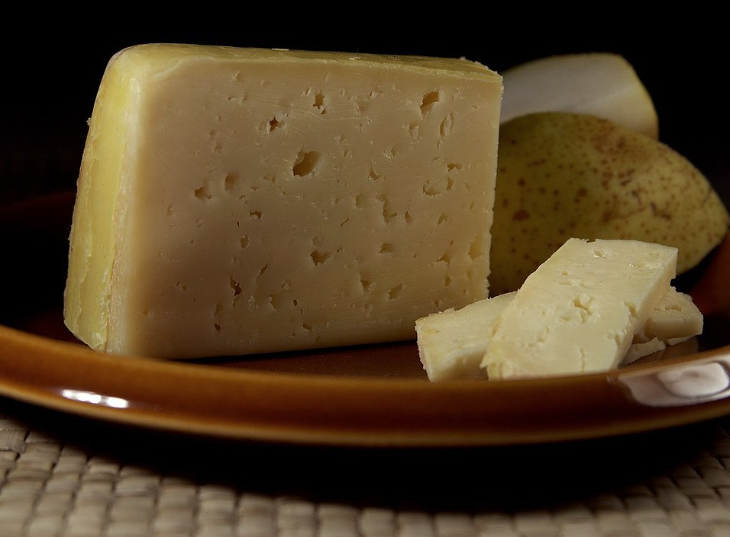 Queijo furadinho é bom ou ruim? Aprenda a identificar o que é técnica e o que indica presença de bactérias