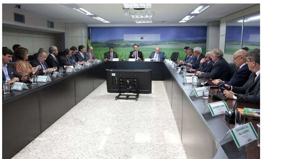 Representantes de entidades do agro se reúnem com ministro Carlos Fávaro