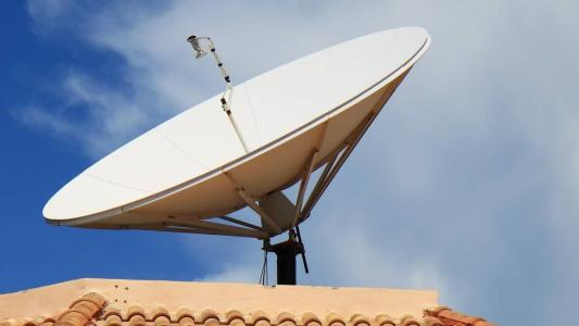 Quem recebe sinal de TV por antena parabólica vai ter de instalar um kit de adaptação