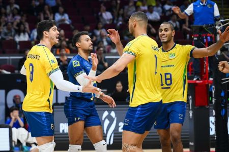 Jogadores da Seleção Brasileira Masculina de Vôlei em ação durante o Mundial da categoria, nas Filipinas