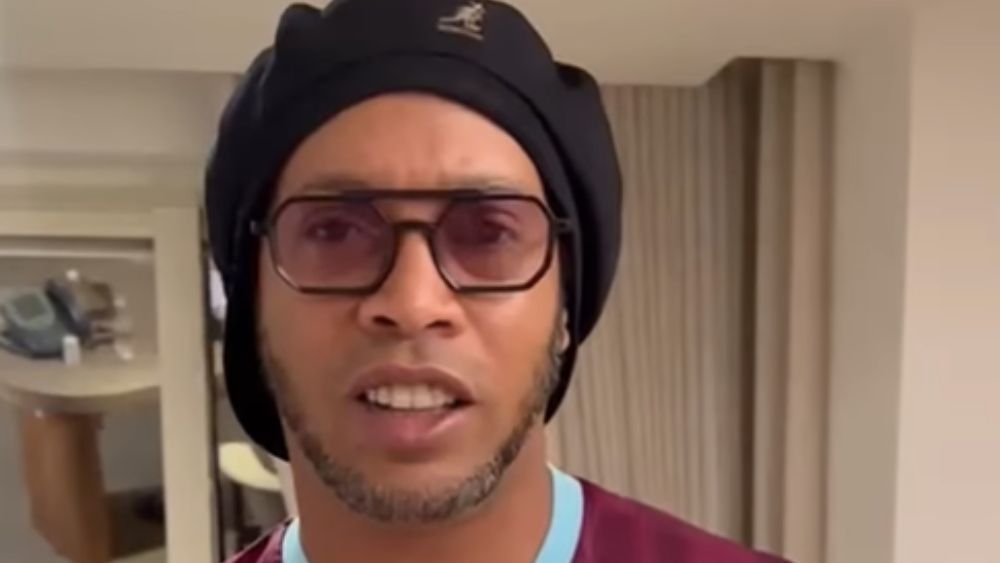 Ronaldinho veste camisa de clube da Inglaterra em mensagem de Natal
