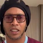Ronaldinho veste camisa de clube da Inglaterra em mensagem de Natal