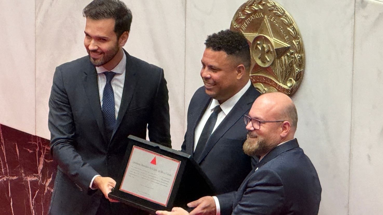 Ronaldo se declara ao Cruzeiro e a Minas ao receber título de Cidadão Honorário na ALMG