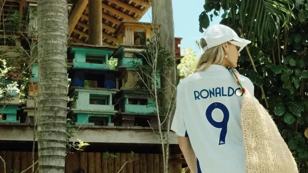 Esposa de Ronaldo, Celina Locks provoca Atlético nas redes após vitória do Cruzeiro