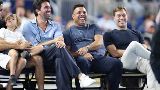 Ronaldo assiste a jogo de exibição entre Carlos Alcaraz e João Fonseca em 8 de dezembro de 2025
