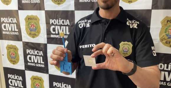 Perito da PCMG mostrando o swab que é usado durante coleta de saliva, uma das formas de obtenção de material genético