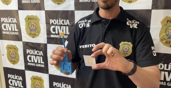Perito da PCMG mostrando o swab que é usado durante coleta de saliva, uma das formas de obtenção de material genético