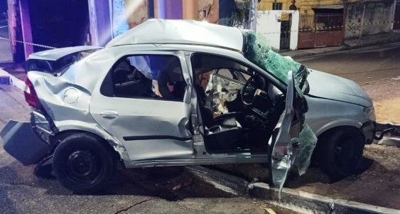 Fotos mostram carro que bateu durante racha e matou dois na Via Expressa destruído; veja imagens