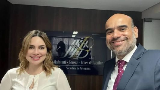 Rachel ao lado do advogado, André Fróes de Aguilar