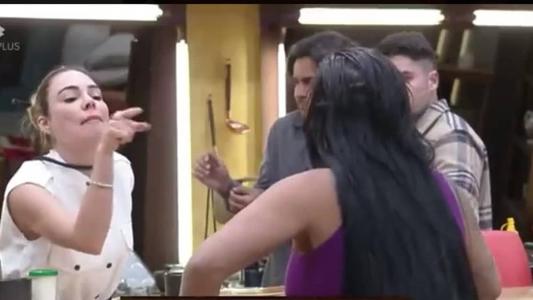 Rachel e Jenny brigaram nesta manhã após recusa da jornalista em cuidar das ovelhas