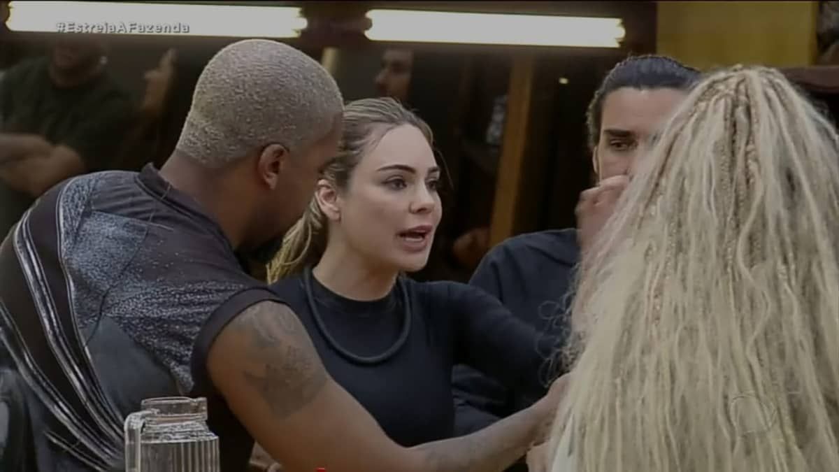 A Fazenda 15: Rachel Scheherazade bate-boca com Kamila Simioni em meio a ameaças de agressão